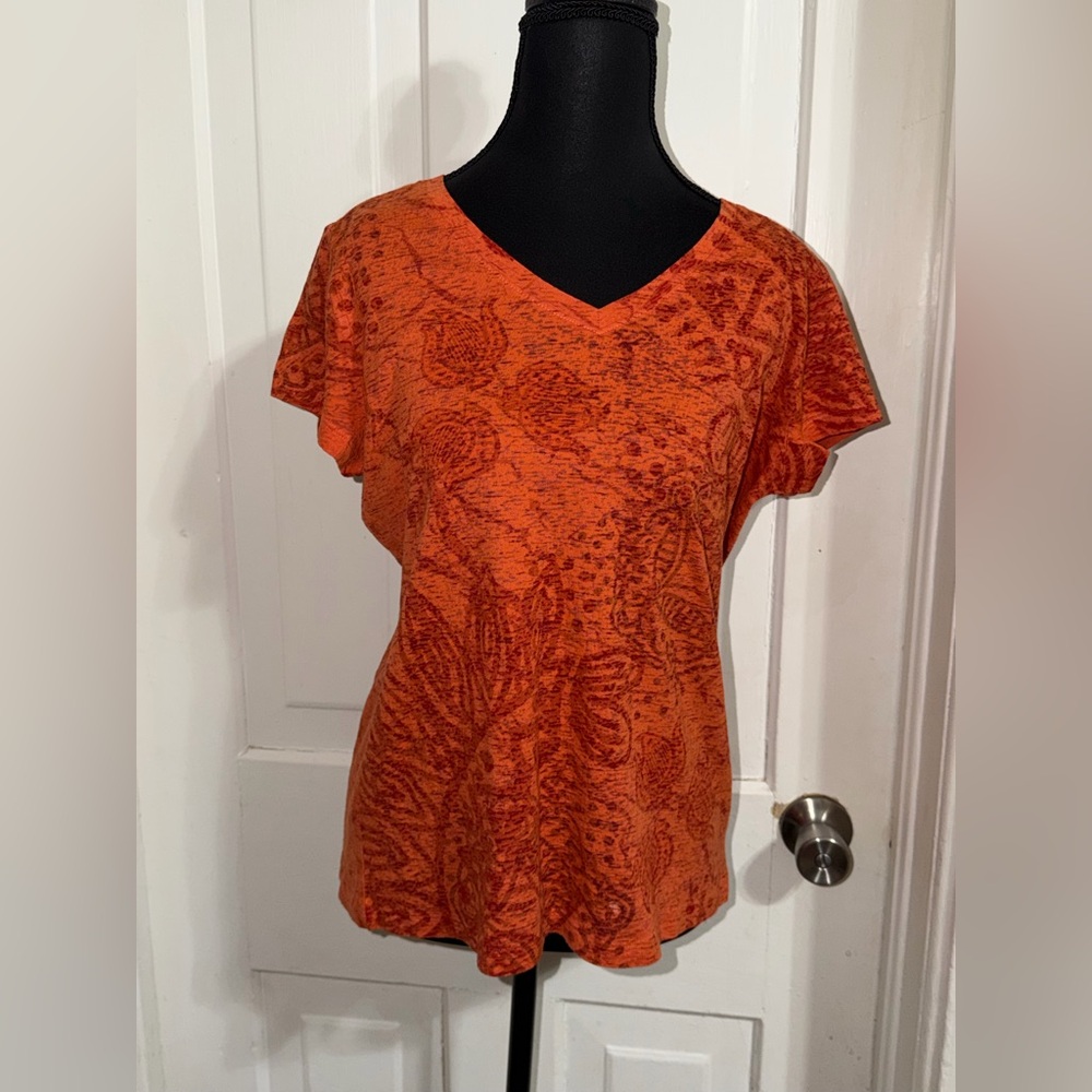 Women's size medium St. John's Bay all over print Patterned V-Neck Top shirt‎